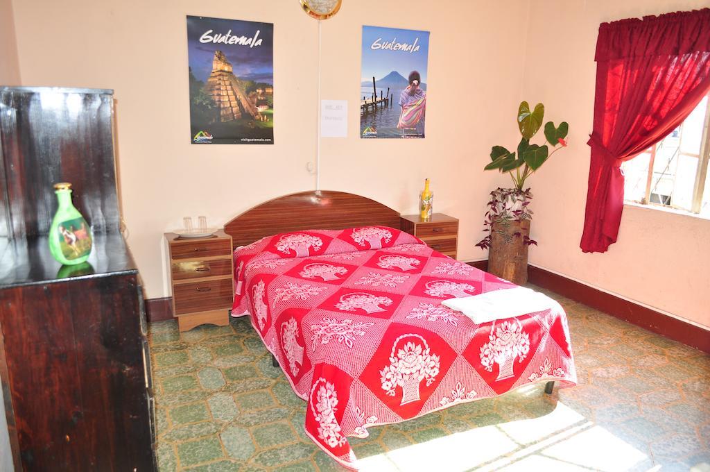 Hotel Estacion Gerona Bed & Breakfast Guatemala City Room photo